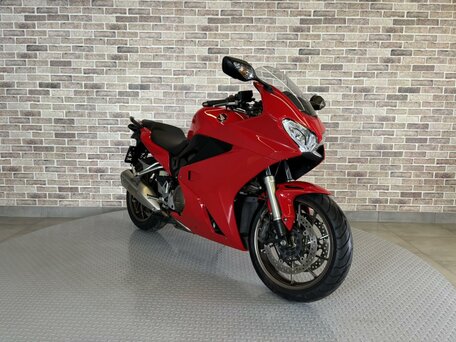 2018 Honda VFR 800, красный, 840000 рублей, вид 4