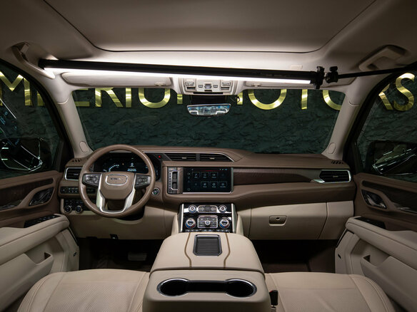 2023 GMC Yukon V, чёрный, 8350000 рублей - вид 9