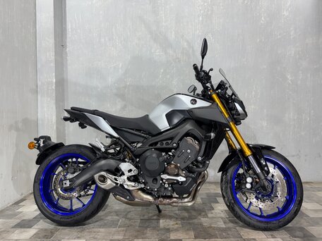 2018 Yamaha MT-09 (FZ-09), серый, 915000 рублей, вид 1