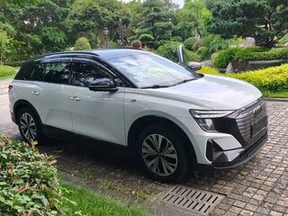 2024 Audi Q5 e-tron 40, серебристый, 4299033 рублей, вид 3