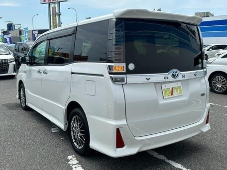2018 Toyota Voxy III (R80) Рестайлинг, белый, 1688008 рублей, вид 4