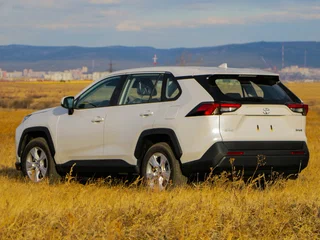 2025 Toyota RAV4 V (XA50), белый, 3500000 рублей, вид 2