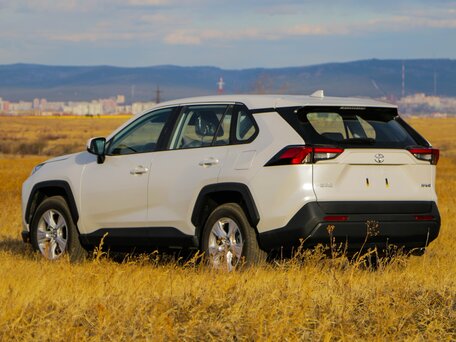 2025 Toyota RAV4 V (XA50), белый, 3500000 рублей, вид 2