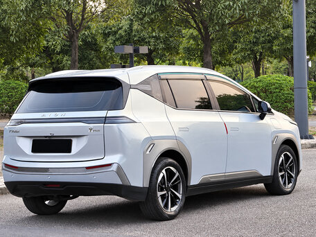 2024 Aion Y Plus 64 kWh, серебристый, 1620000 рублей, вид 5