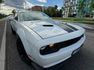 2020 Dodge Challenger III Рестайлинг 2, белый, 5000000 рублей, вид 4