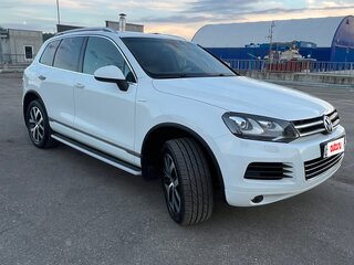 2014 Volkswagen Touareg II, белый, 2400000 рублей, вид 3