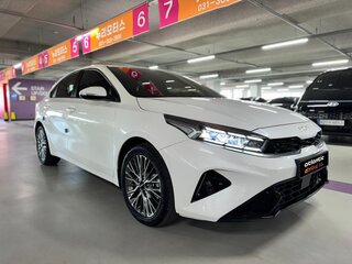 2024 Kia K3 II Рестайлинг, белый, 2340000 рублей, вид 3
