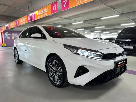 2024 Kia K3 II Рестайлинг, белый, 2340000 рублей, вид 3