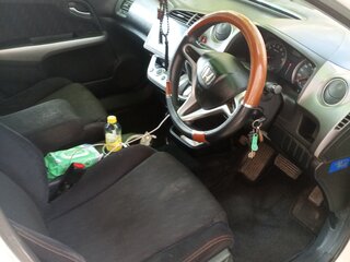 2010 Honda Stream II Рестайлинг, белый, 1100000 рублей, вид 4