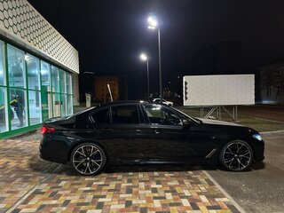 2019 BMW 5 серии M550i xDrive VII (G30/G31/G38), чёрный, 5690000 рублей, вид 2