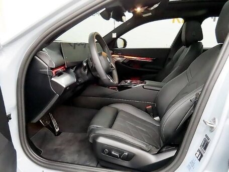 2025 BMW 5 серии 520i VIII (G60/G61/G68), серебристый, 7890000 рублей, вид 4