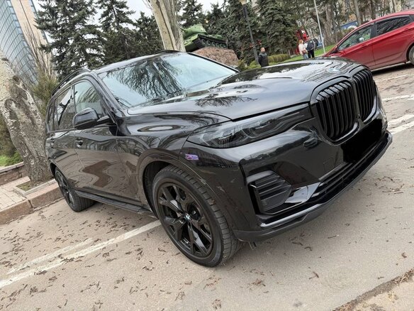2020 BMW X7 40i I (G07), чёрный, 7000000 рублей - вид 2