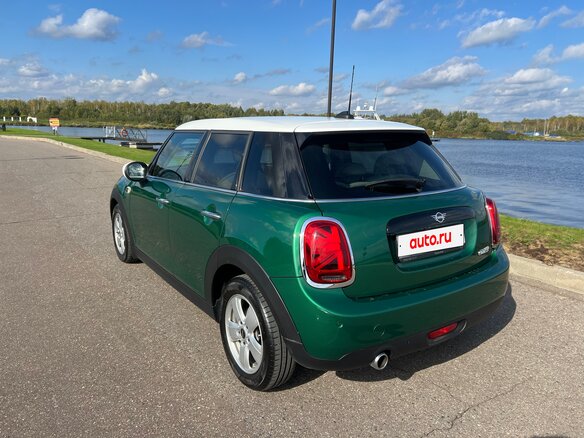 2019 Mini Hatch Cooper III (F55/F56) Рестайлинг, зелёный - вид 3