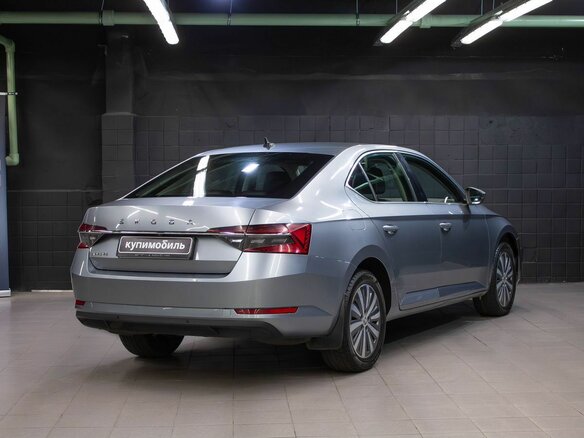 2021 Skoda Superb III Рестайлинг, серый, 1847000 рублей - вид 3