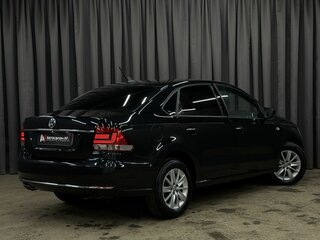 2017 Volkswagen Polo V Рестайлинг, чёрный, 949777 рублей, вид 4