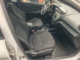 2017 Kia Rio III Рестайлинг, белый, 900000 рублей, вид 5