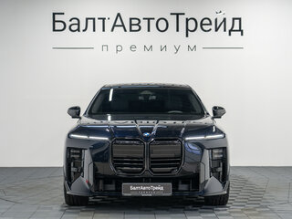 2026 BMW 7 серии 740 xDrive VII (G70) Рестайлинг, синий, 24690000 рублей, вид 4