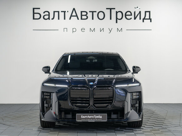 2026 BMW 7 серии 740 xDrive VII (G70) Рестайлинг, синий, 24690000 рублей - вид 3