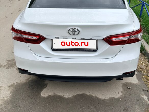 2019 Toyota Camry VIII (XV70), белый - вид 2