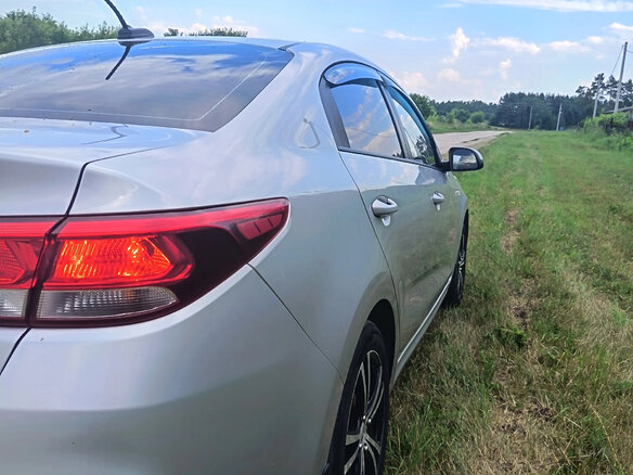 2018 Kia Rio IV, серебристый, 1250000 рублей - вид 3