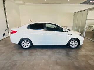 2013 Kia Rio III, белый, 696000 рублей, вид 4