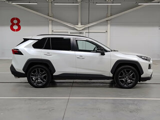 2023 Toyota RAV4 V (XA50), белый, 3480000 рублей, вид 4