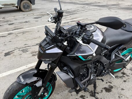 2024 Yamaha MT-09 (FZ-09), серый, 1320000 рублей, вид 4