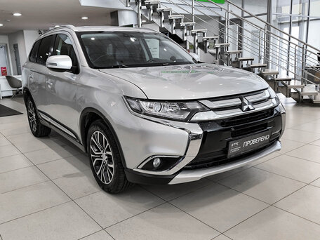 2017 Mitsubishi Outlander III Рестайлинг 2, серебристый, 1499000 рублей, вид 3