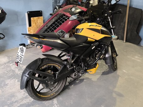 2019 Bajaj Pulsar NS 200, жёлтый, 230000 рублей, вид 4