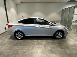 2013 Hyundai Solaris I, серебристый, 726000 рублей, вид 4