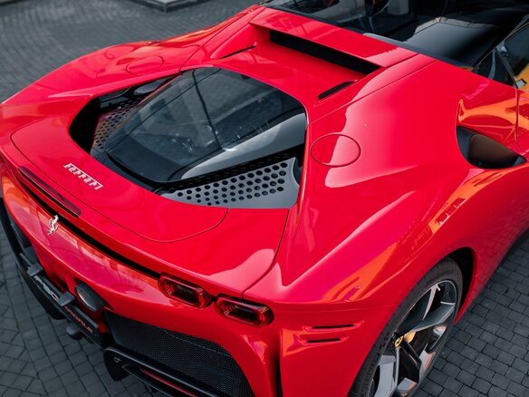 2023 Ferrari SF90 Stradale, красный, 56950000 рублей - вид 17