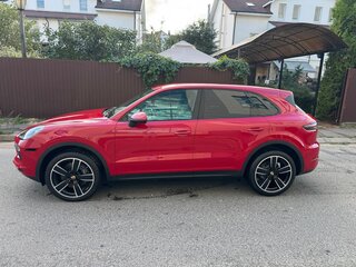 2021 Porsche Cayenne III, красный, 8250000 рублей, вид 3