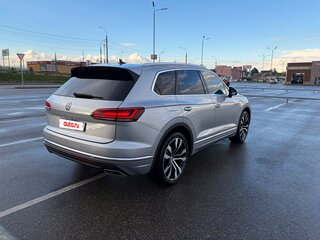 2018 Volkswagen Touareg III, серебристый, 4750000 рублей, вид 4
