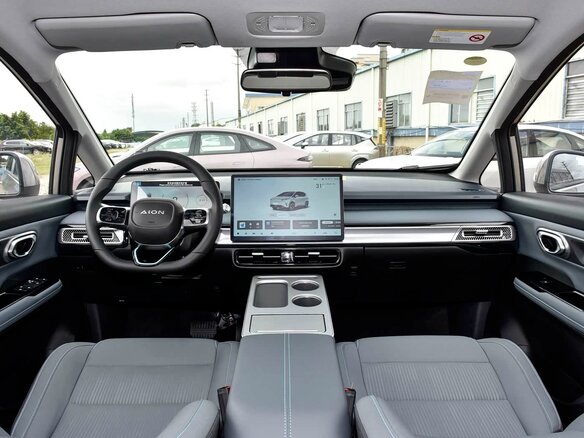 2025 Aion Y Plus 68.2 kWh, серый, 1710000 рублей - вид 10