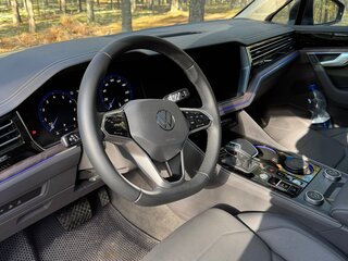 2025 Volkswagen Touareg III Рестайлинг, чёрный, 8450000 рублей, вид 3