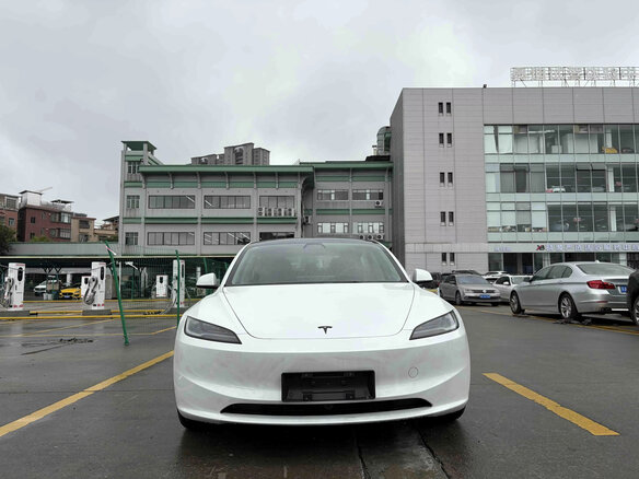 2025 Tesla Model 3 I Рестайлинг, белый, 4980000 рублей - вид 2