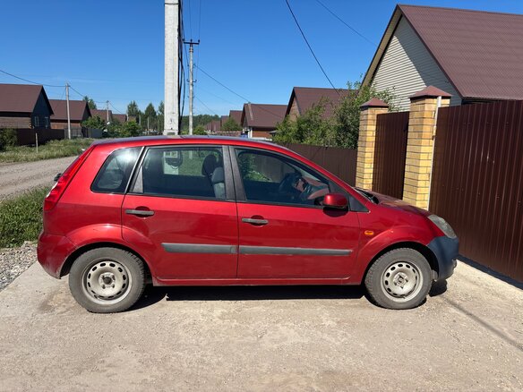 2006 Ford Fiesta Mk5, красный - вид 1