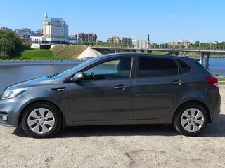 2017 Kia Rio III Рестайлинг, серый, 1120000 рублей, вид 4