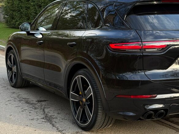 2019 Porsche Cayenne Turbo S E-Hybrid III, чёрный, 12300000 рублей - вид 3
