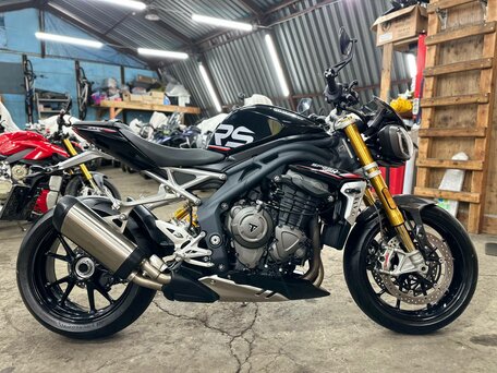 2021 Triumph Speed Triple, чёрный, 1390000 рублей, вид 4