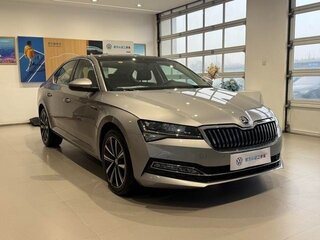2022 Skoda Superb III Рестайлинг, серебристый, 1750000 рублей, вид 3