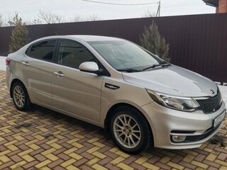 2016 Kia Rio III Рестайлинг, серебристый, 1100000 рублей, вид 1