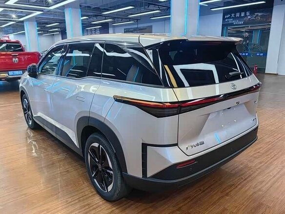 2025 Toyota bZ3X 58.3 kWh, серебристый, 2140000 рублей - вид 6
