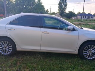 2015 Toyota Camry VII (XV50) Рестайлинг, белый, 2050000 рублей, вид 3