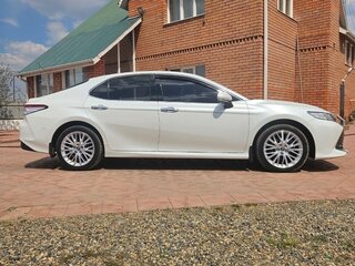 2019 Toyota Camry VIII (XV70), белый, 2450000 рублей, вид 3