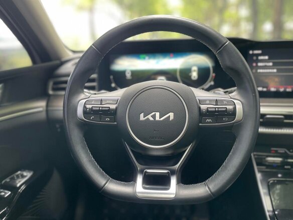 2023 Kia K5 III Рестайлинг, белый - вид 14
