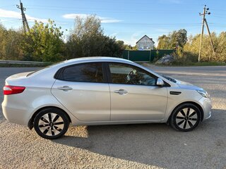 2013 Kia Rio 4-speed III, серебристый, 660000 рублей, вид 3