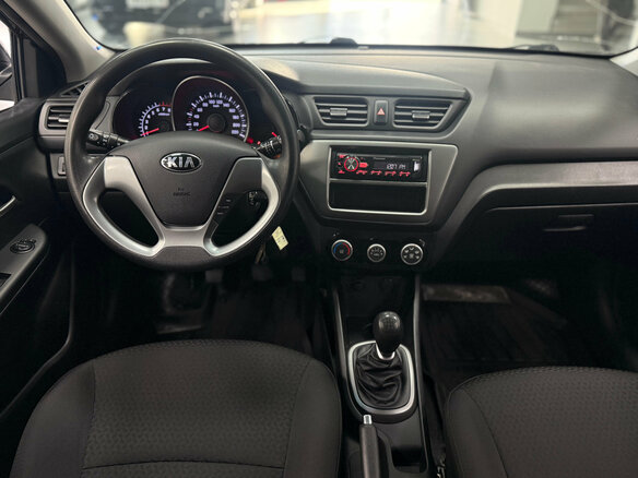 2016 Kia Rio III Рестайлинг, чёрный, 930000 рублей - вид 13