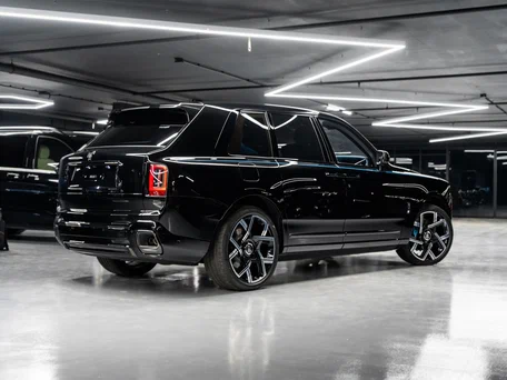 2026 Rolls-Royce Cullinan Black Badge I Рестайлинг (Series II), чёрный, 75000000 рублей, вид 3