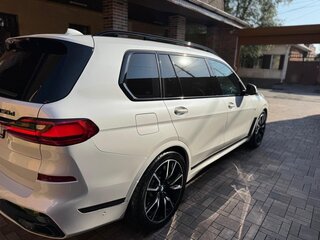 2021 BMW X7 30d I (G07), белый, 7490000 рублей, вид 4